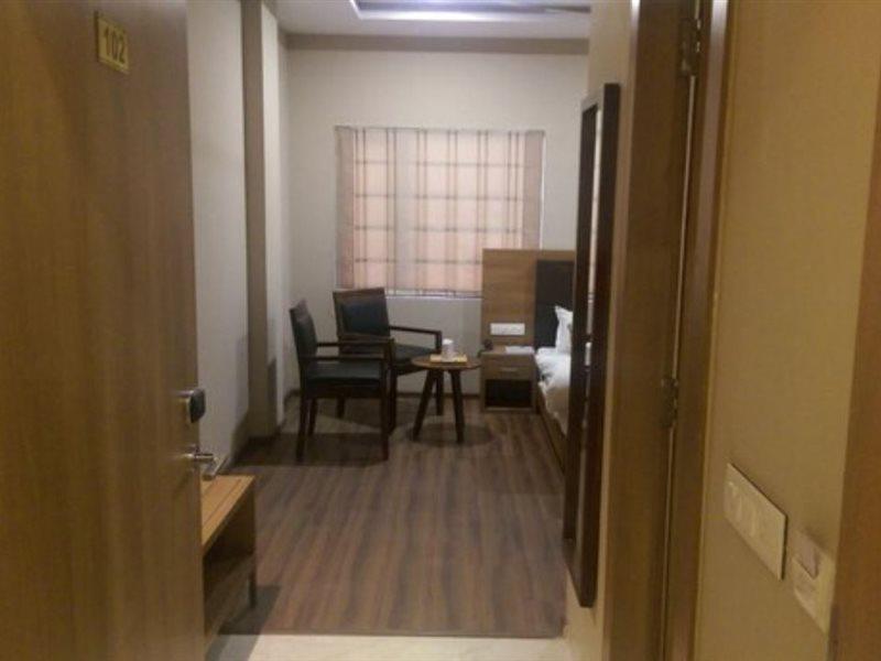 The Premier Hotel Кота Екстериор снимка