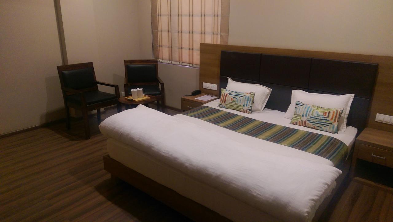 The Premier Hotel Кота Екстериор снимка