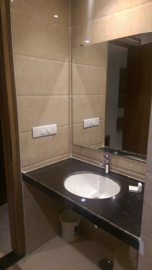 The Premier Hotel Кота Екстериор снимка
